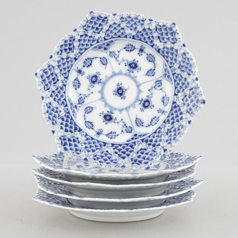 Assietter, fem stycken, porslin, "Musselmalet helblond", modell 1144, Royal Copenhagen, Danmark, 1900-tal.