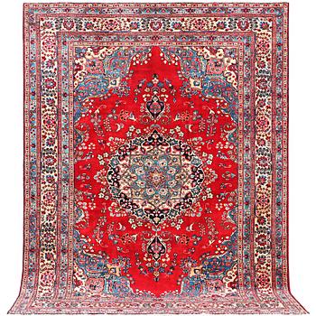 A Najafabad carpet, c.337 x 246 cm.