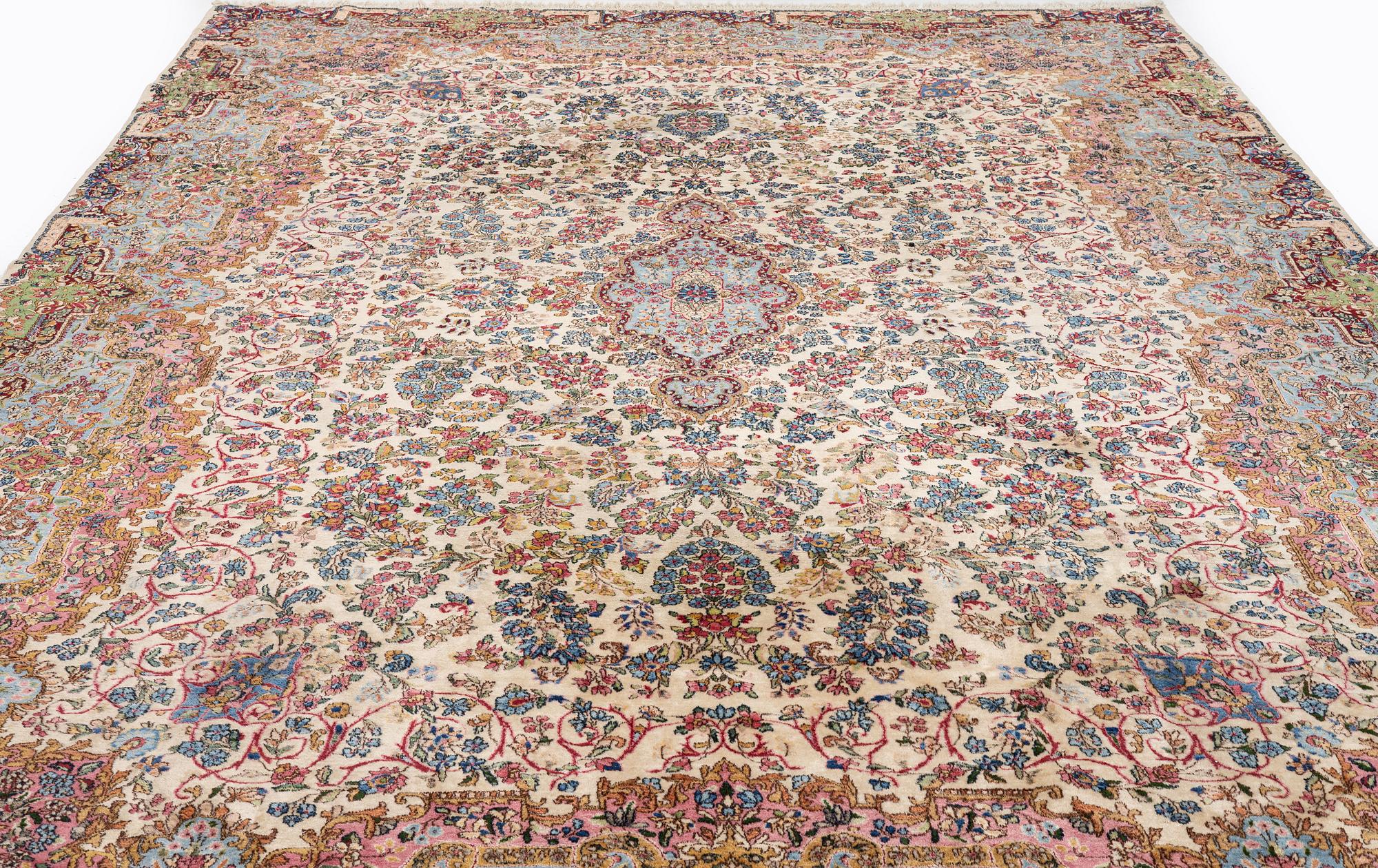 Matta, Kirman, ca 540 x 350 cm.