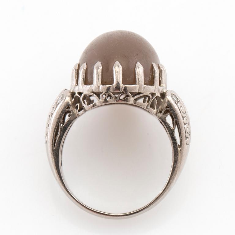 Ring 18K white gold with diamonds and cabochon-cut grey moonstone, Gunnar Fahlström Stockholm 1953.