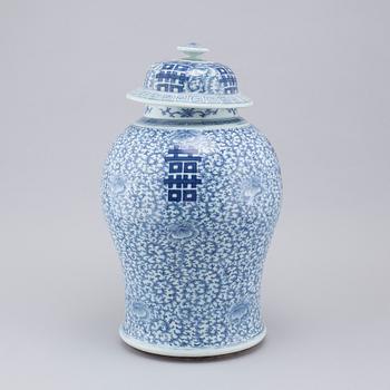 A blue and white vase with lid, 19th century.