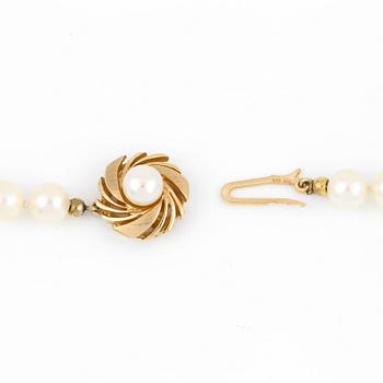 PÄRLCOLLIER, odlade pärlor med 18K guldlås. Vikt  51,5 g.