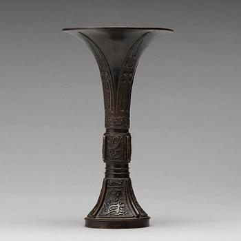 532. A bronze vase, late Ming dynasty.