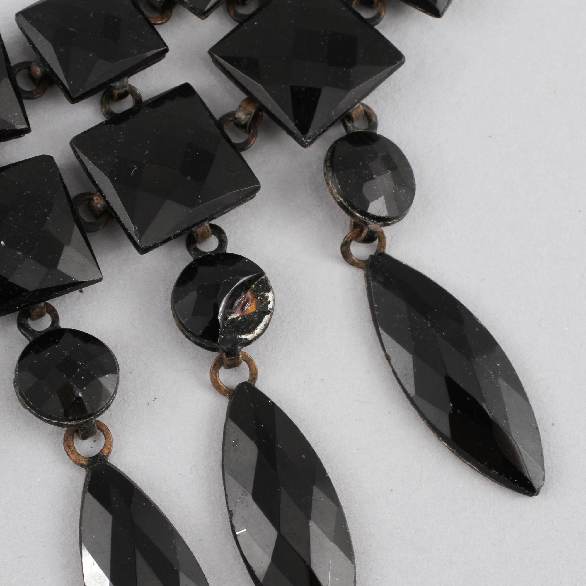 SORGSMYCKEN, 3 delar, metall samt fasettslipad onyx, 1900-talets första hälft.