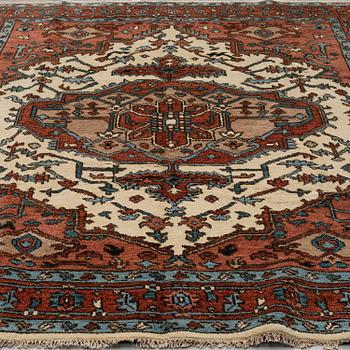 A CARPET, Heriz design, ca 299 x 245 cm.