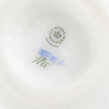 Servisdelar, 35 st, porslin, "Blå blomst", Royal Copenhagen, Danmark.