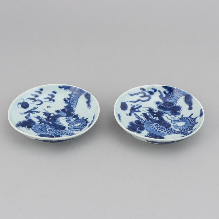 A pair of cups with covers and stand, Qing dynasty, 19th Century.