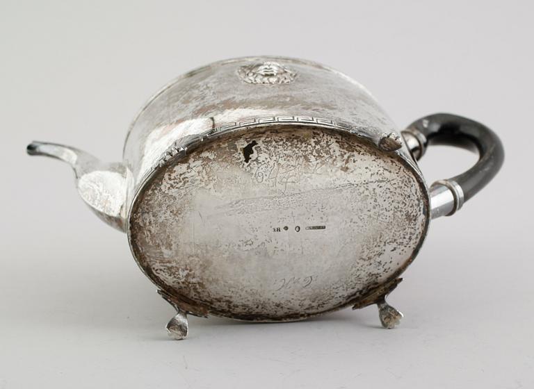 TEKANNA, silver, Daniel Hallman, Stockholm 1814. Vikt ca 890 gram.