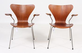 KARMSTOLAR, ett par, "Sjuan" (3207), Arne Jacobsen, Fritz Hansen, Danmark.