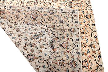 A Kashan carpet, a. 305 x 195 cm.