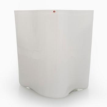 Alvar Aalto, a '3031' glass vase, signed Alvar Aalto.