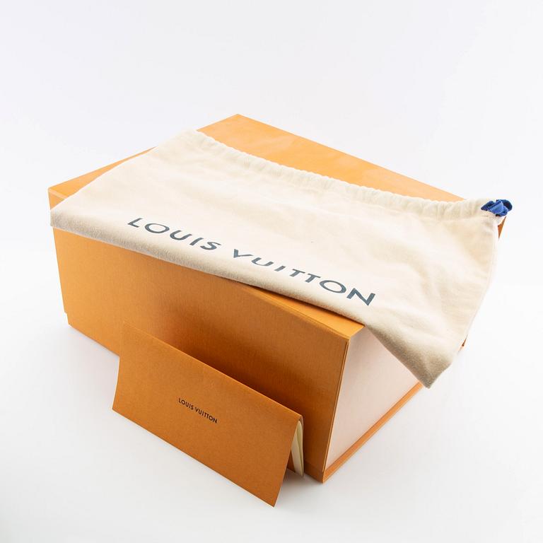 Louis Vuitton,.