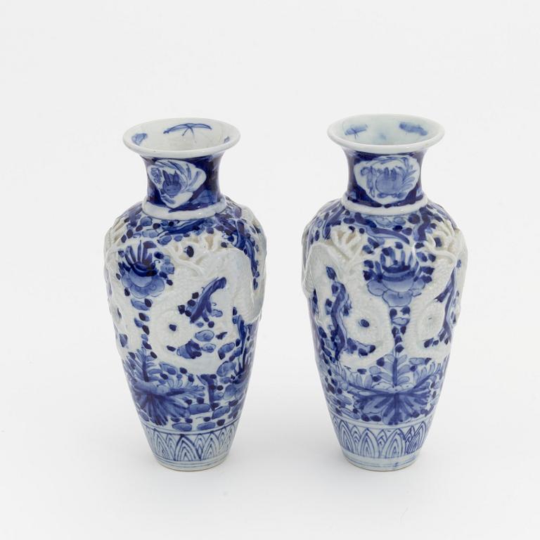 A pair of Japanese blue and whte vases, around 1900.