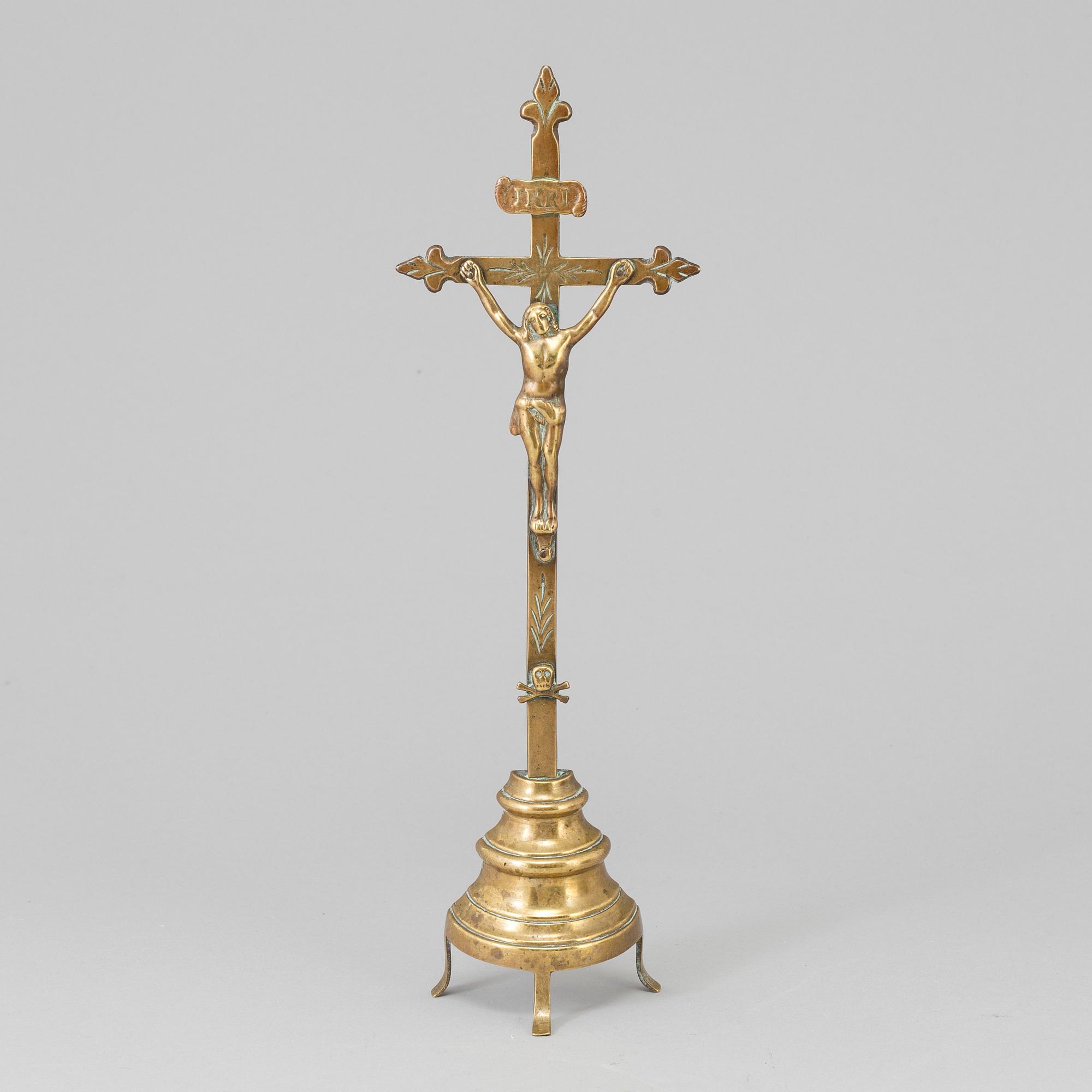 AN 19TH CENTURY BRONZE CRUCIFIX.