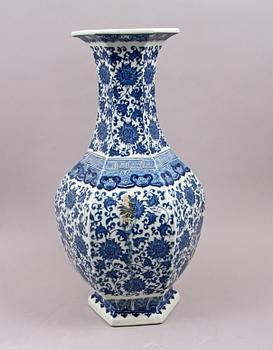 URNA, porslin, 1900-tal.