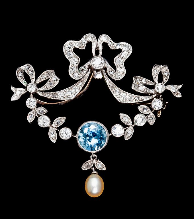 BROSCH, akvamarin, diamanter, tot. ca 0.80 ct, samt en liten orientalisk pärla. Belle epoque/1900.