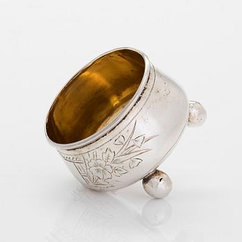 Elias Modig, konfektkorg, silver, delvis förgylld, S:t Petersburg 1827. Saltkar med förgylld saltsked, Moskva 1893.