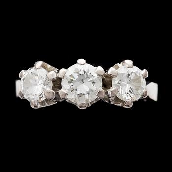 RING, 18k guld med tre briljantslipade diamanter, tot ca 1.10 ct, 1983.