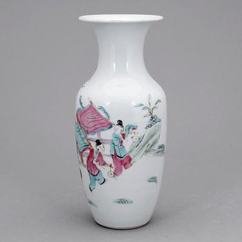 VAS, porslin, Kina, 1900-talets första hälft.