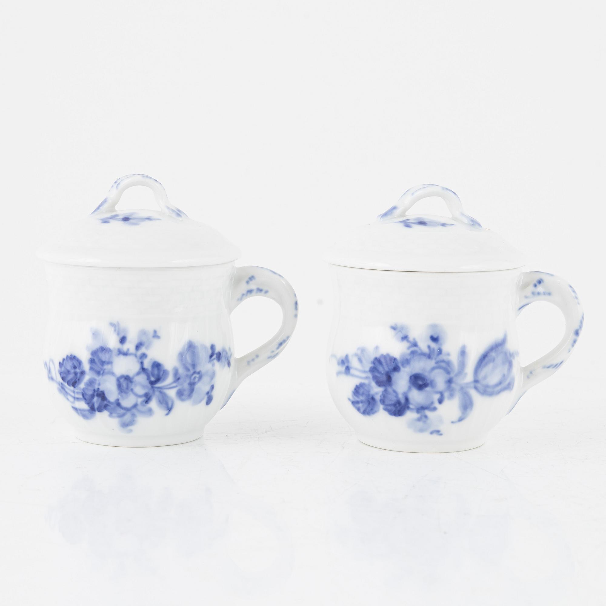 Crèmekoppar 12 st, samt fem fat, "Blå blomst", porslin, Royal Copenhagen, Danmark.