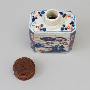 An imari tea caddy, Qing dynasty, 18th century.