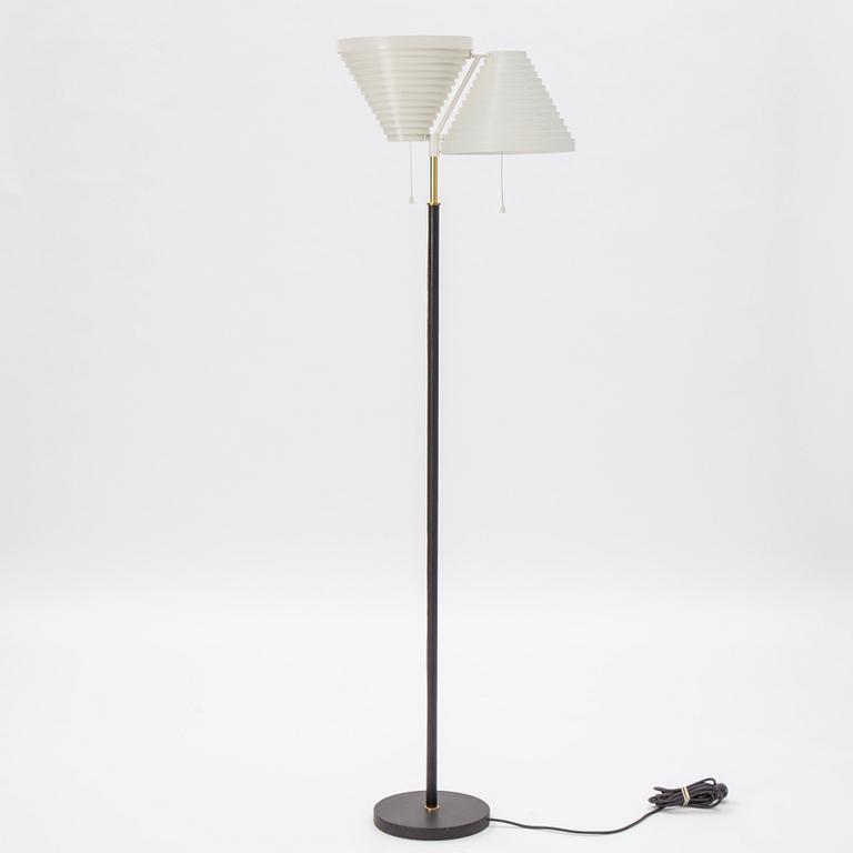 Alvar Aalto, golvlampa, modell A810, Artek, Finland.