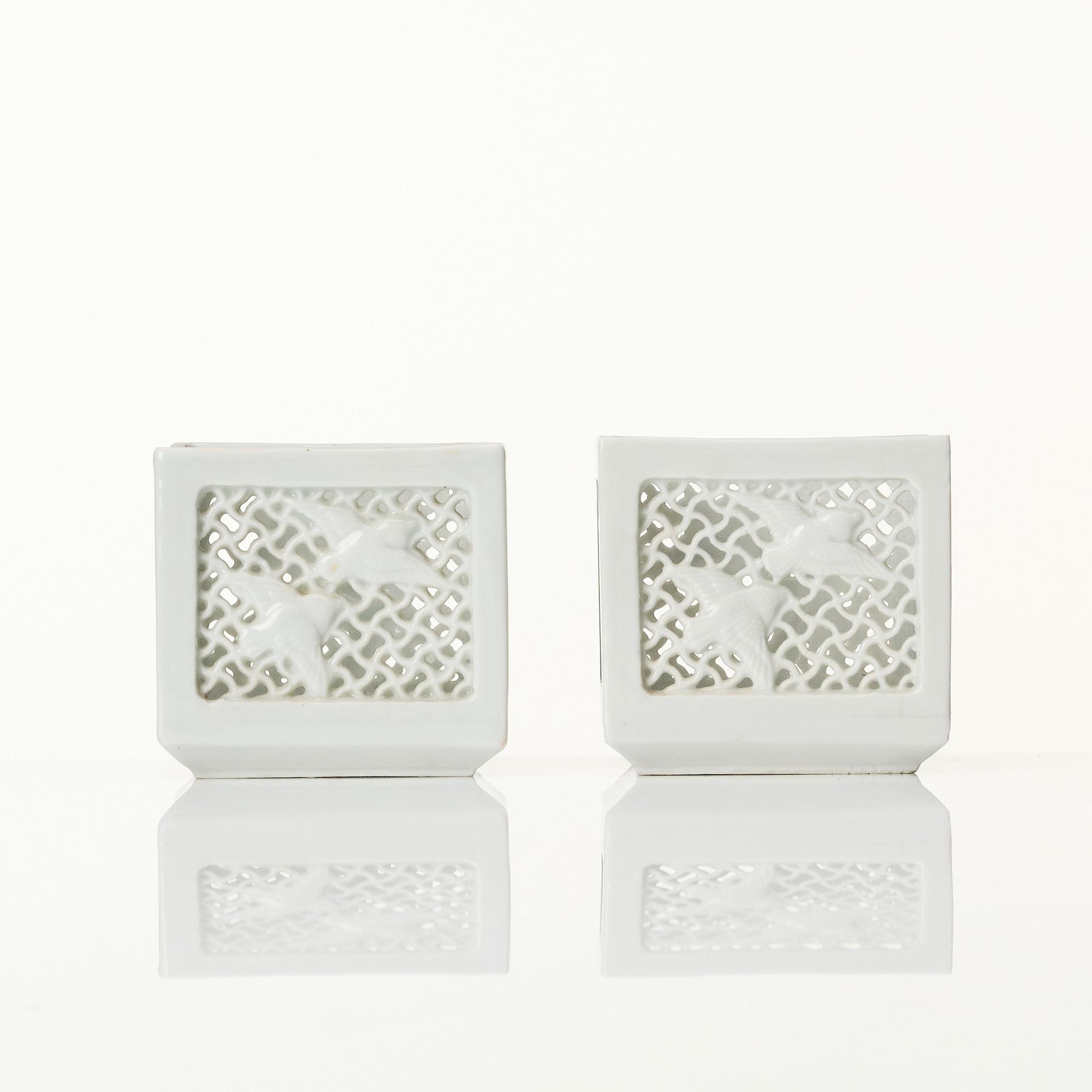 Lyktor, två stycken, porslin. Japan, sekelskifte 1900.