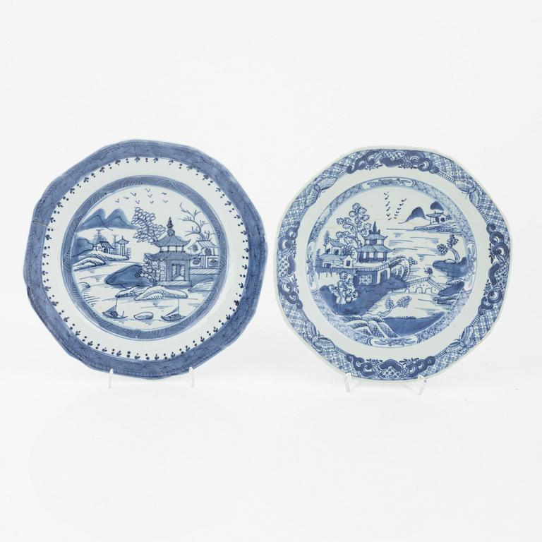 54 dinner service pieces, blue and white porcelain, Qing Dynasti, China, 18th/19th century.