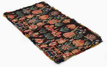 A carrige cushion, 'Urnor och par', tapestry weave, c. 82 x 39 cm, around the years 1800-1825.