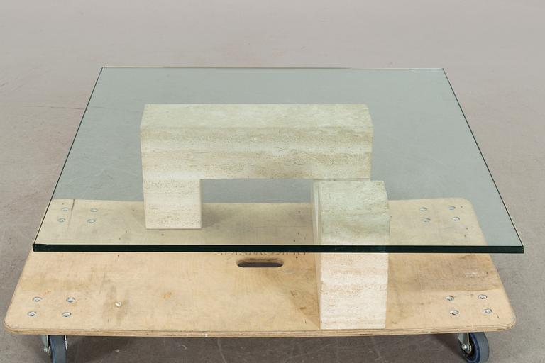 A GLASS TOP COFFEE TABLE.