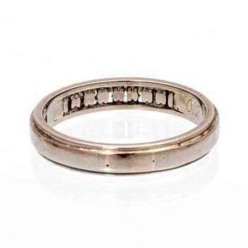 An 18K white gold ring with brilliant cut diamonds.