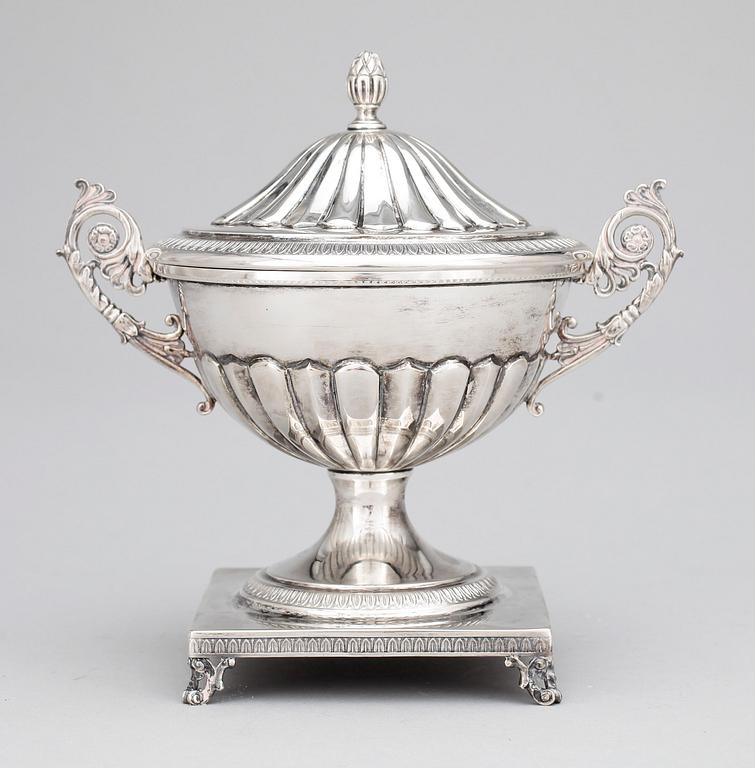 LOCKSKÅL, silver. Mema Guld & Silver AB, Lidköping. 1900-talets mitt. Totalvikt ca 405 g.