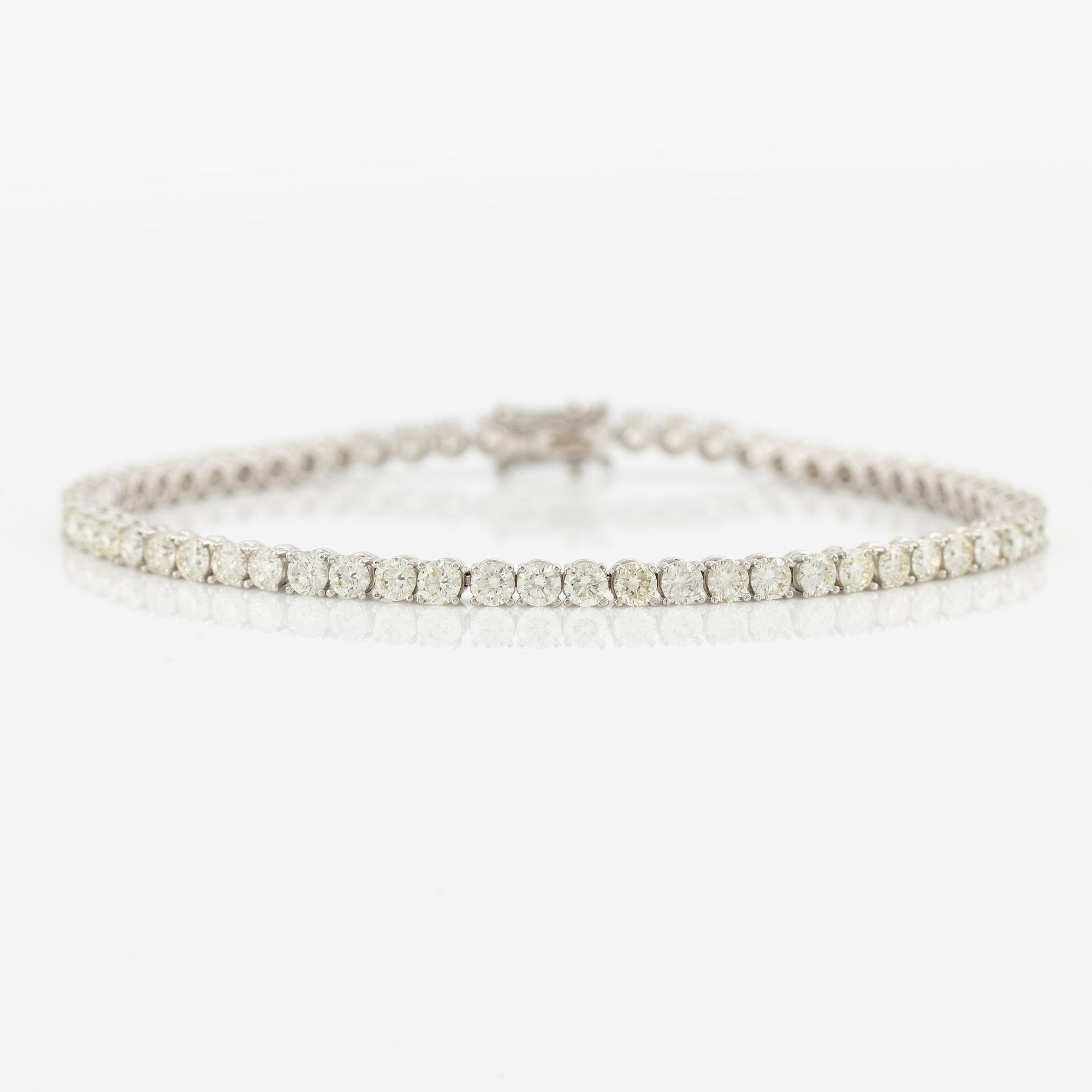 Tennis bracelet in 18K gold with round brilliant-cut diamonds.