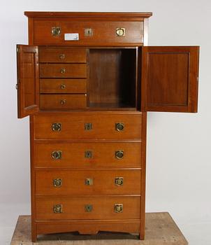 SKÅP. Jugend. 1900-talets första hälft.