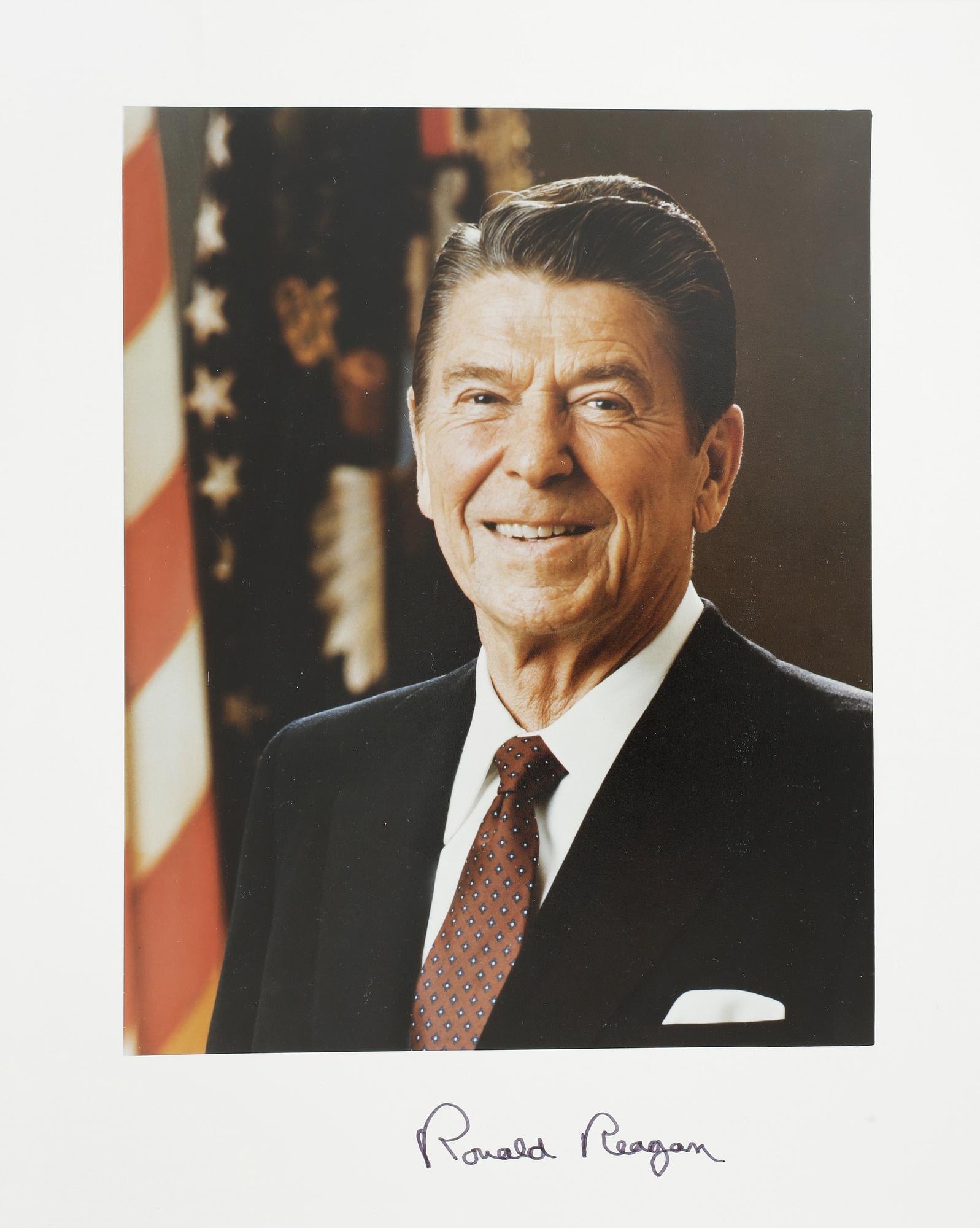 RONALD REAGAN (1911-2004), signerat foto.