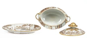 TERRIN med UNDERFAT samt ASKFAT, porslin, Kina, 1700/1800-tal.