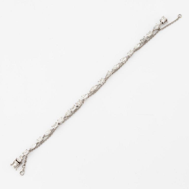 Armband 18K vitguld med diamanter i olika slipformer.