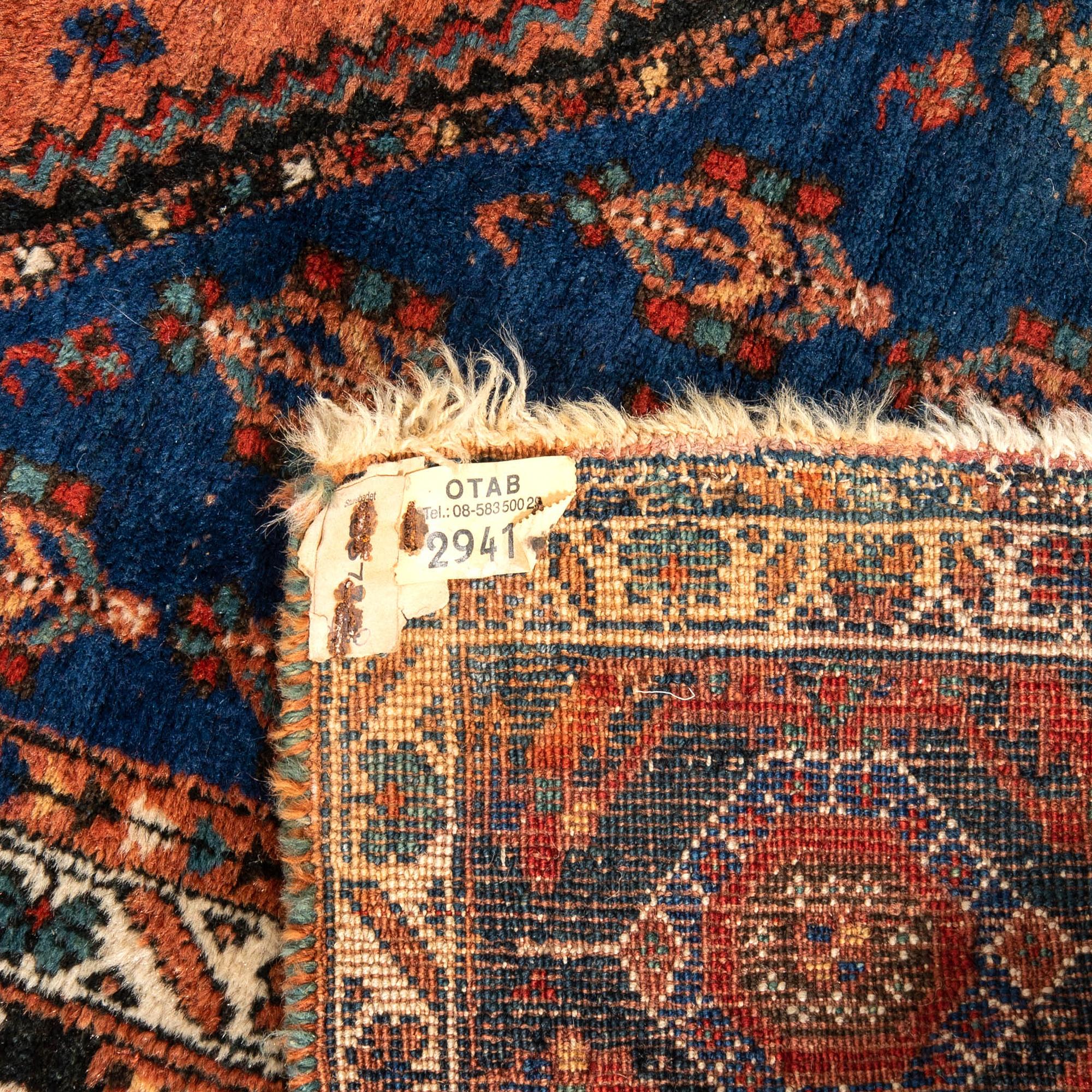 Rug Oriental semi-antique/antique signed approx. 197x150 cm.