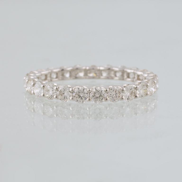 RING, 18K vitguld med 25 briljantslipade diamanter, 1.65 ct. Vikt 1,6 gram.