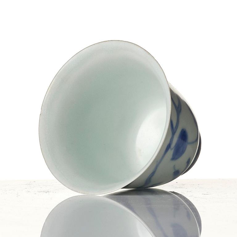 A blue and white dragon wine cup, 'Hatcher Cargo', 17th century.