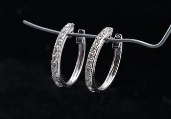 KORVAKORUT, briljanttihiottuja timantteja n.- 0.75 ct. 18K valkokultaa, paino 3,7 g.
