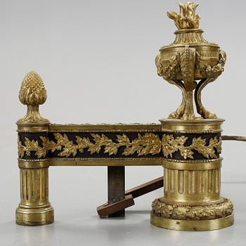 ELDHUNDAR, ett par, förgylld brons, Louis XVI-stil, 1800-talets andra hälft.