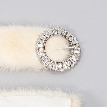 PÄLSJACKA MED BÄLTE SAMT HAT.