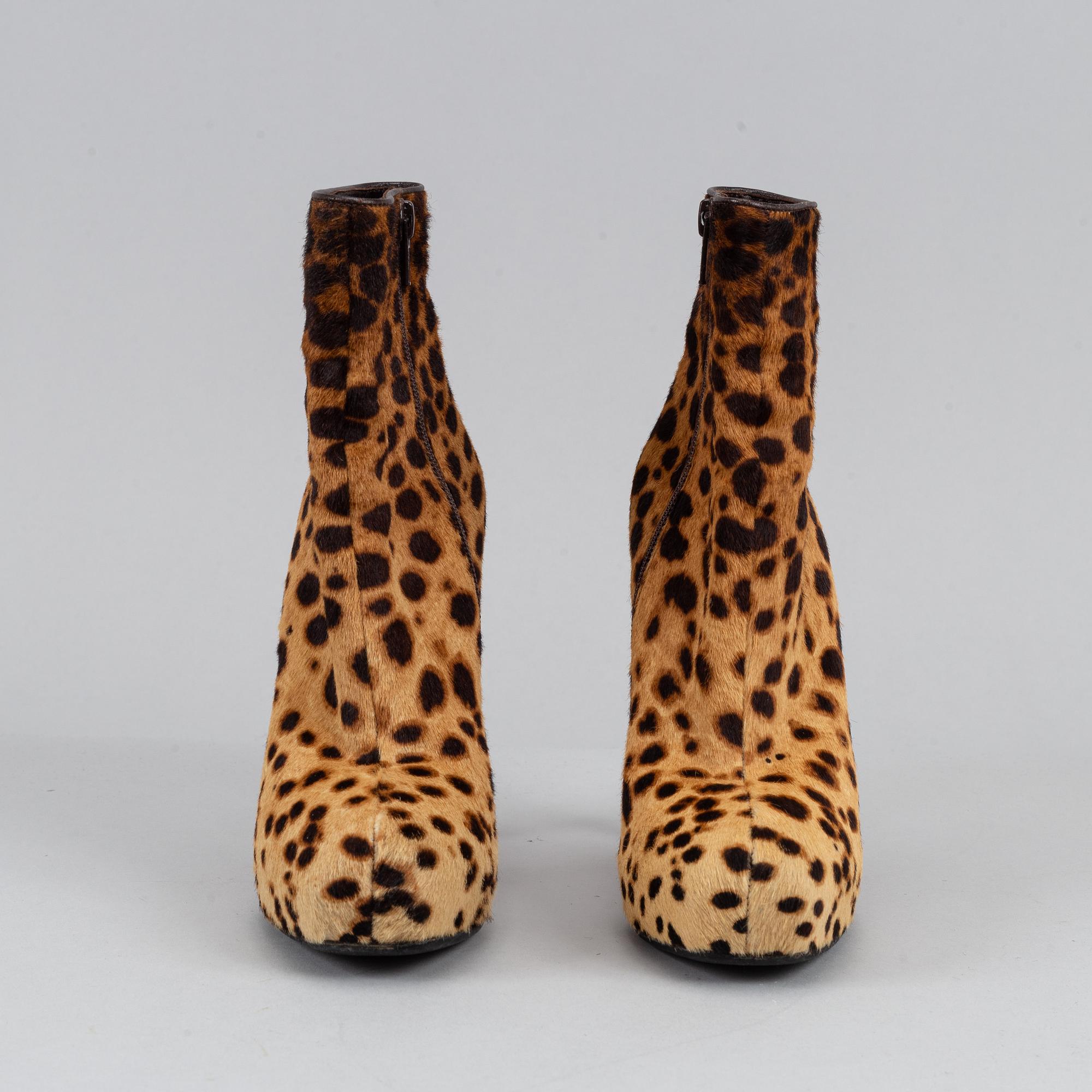 Christian Louboutin, pumps, size 38.