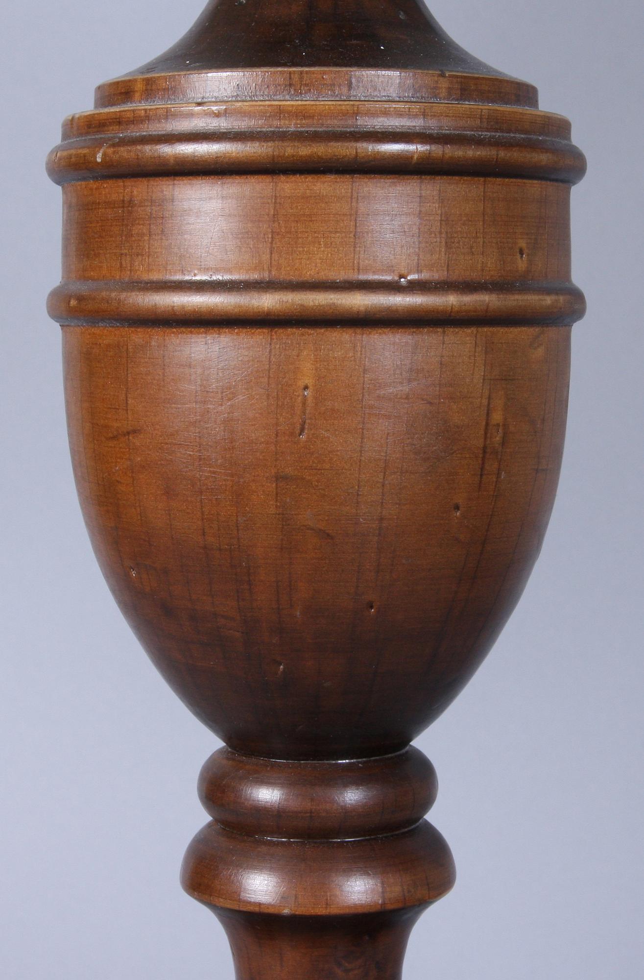 BORDSLAMPOR, ett par, enl uppgift inköpta på NK, samt SKÄRMAR, ett par, bl a Josef Frank, Svenskt Tenn.