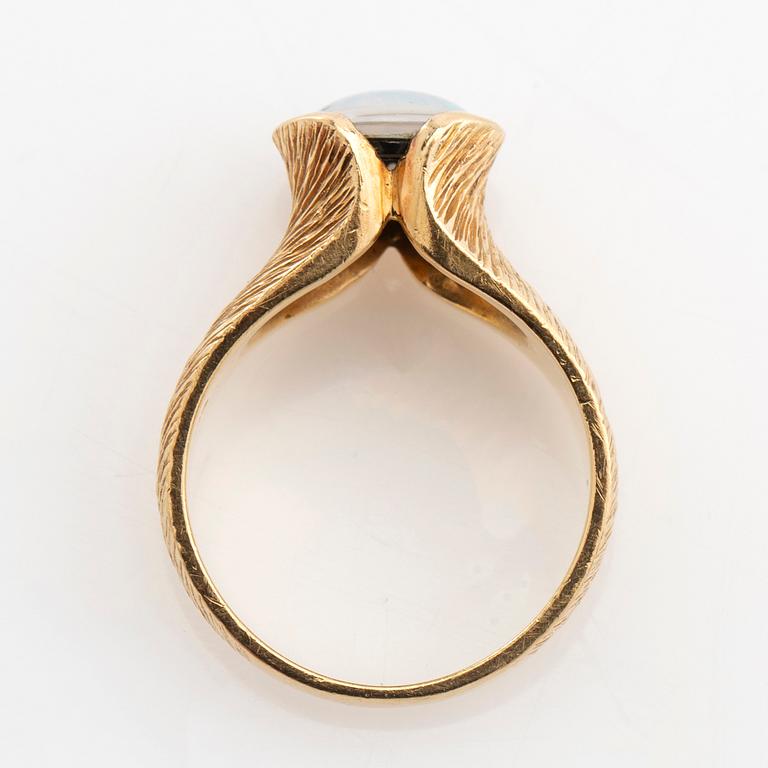 Ring 18K gold with an opal triplet.