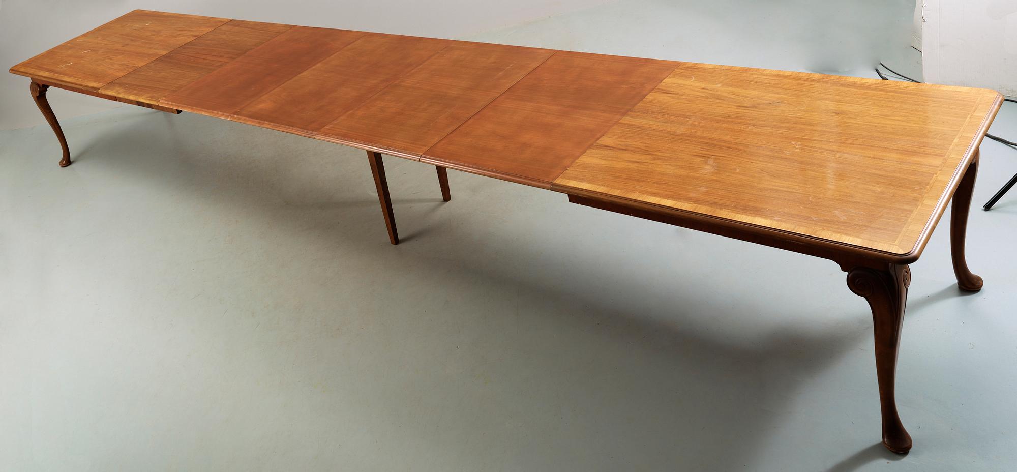 MATSALSGRUPP, 1+2+16 delar, senbarockstil, NK:s verkstäder, 1900-talets första hälft. (5 st iläggsskivor).