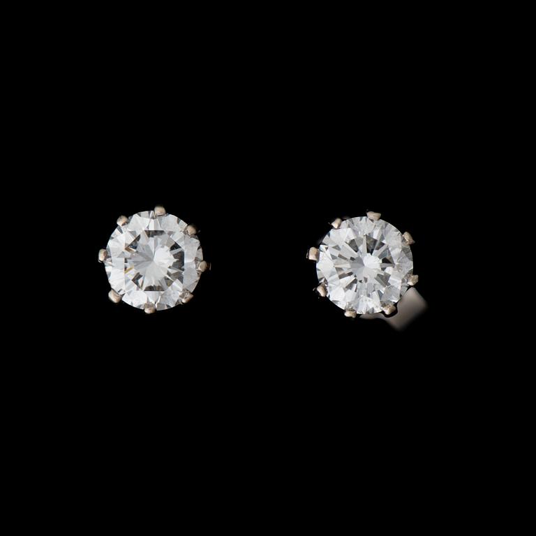 A PAIR OF EARRINGS, brilliant cut diamonds, 18K white gold.