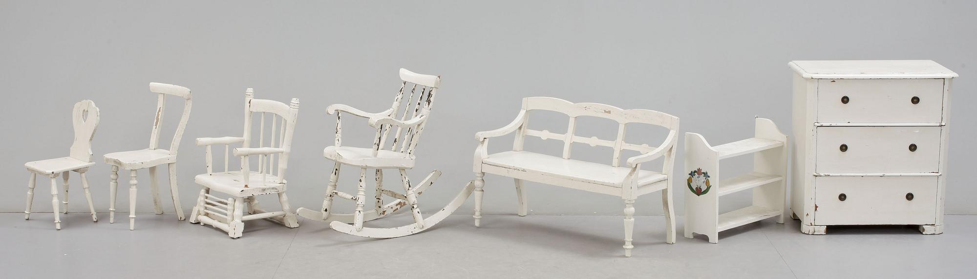 BARNMÖBLEMANG, 7 delar, omkring sekelskiftet 1800/1900.