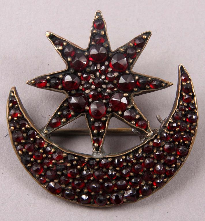 GARNITYR, 5 delar, gulmetall samt granater.